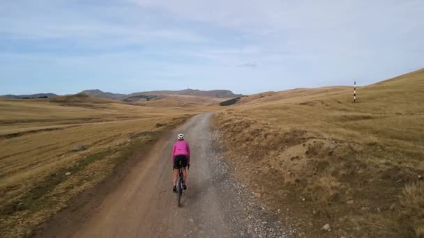 Aerial View Woman Cyclist Cycling Outdoors Cyclist Riding Gravel Bike — Stock Video
