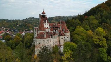 Sonbaharda Bran Kalesi 'nin insansız hava aracı görüntüleri. Romanya 'nın Transilvanya kentindeki Ortaçağ Bran Kalesi. Mistik Kont Drakula 'nın kalesi Brasov kasabası yakınlarındaki Bran' da bulunuyor..
