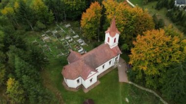 Brasov yakınlarındaki Sirnea köyündeki kırsal Katolik kilisesinin insansız hava aracı görüntüleri. Romanya köyündeki ortaçağ Katolik kilisesi. Transilvanya.