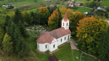 Brasov yakınlarındaki Sirnea köyündeki kırsal Katolik kilisesinin insansız hava aracı görüntüleri. Romanya köyündeki ortaçağ Katolik kilisesi. Transilvanya.
