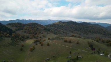 Sonbahar manzarasında Karpat dağ köyünün panoramik hava manzarası. Köyü ve renkli sonbahar ağaçları olan güzel bir vadi. Sonbaharda resmedilmeye değer doğa. Transilvanya, Romanya.