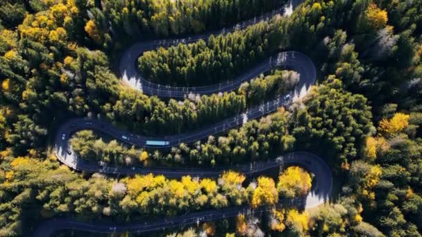 Съемка Воздушного Беспилотника Изогнутой Осенью Дороги Демонстрирующей Красивый Извилистый Перевал — стоковое видео