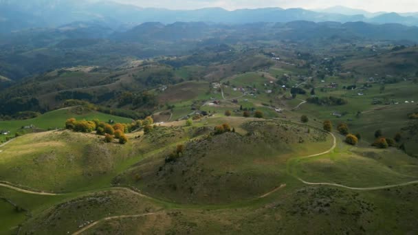 Sonbahar Manzarasında Karpatya Dağ Köyü Sirnea Nın Insansız Hava Aracı — Stok video