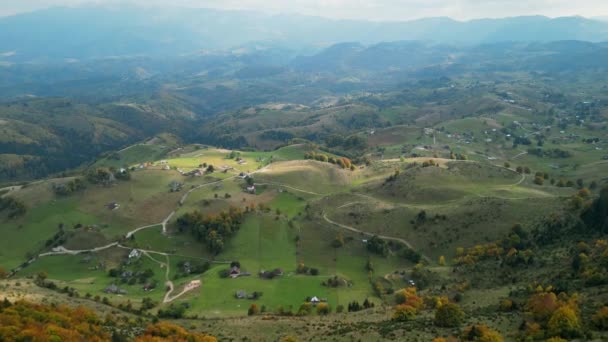 Luftaufnahme Des Bergdorfes Den Karpaten Herbstlicher Landschaft Ein Schönes Tal — Stockvideo