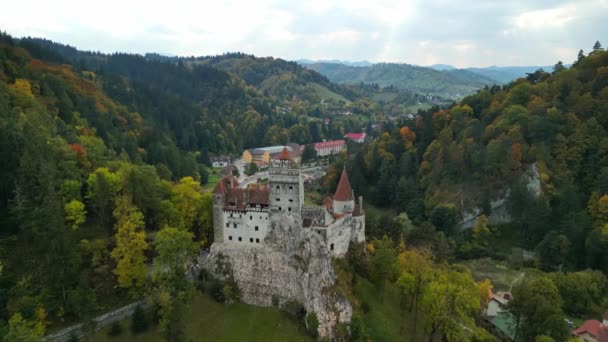 Flygdrönare Bild Bran Castle Höst Medeltida Slott Transsylvanien Rumänien Den — Stockvideo