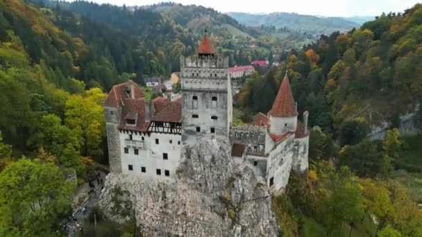 秋天对布兰城堡的无人驾驶飞机射击 位于罗马尼亚特兰西瓦尼亚的中世纪布兰城堡 神秘的德拉库拉伯爵城堡坐落在布拉索夫镇附近的布兰 — 图库视频影像