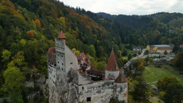 Воздушный Беспилотный Снимок Замка Бран Осенью Средневековый Замок Бран Трансильвании — стоковое видео