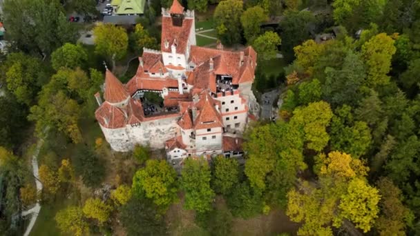 Aerial Drone Shot Bran Castle Autumn Castillo Medieval Bran Transilvania — Vídeo de stock