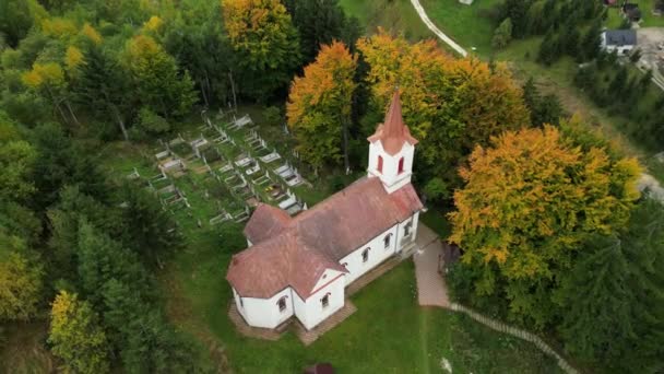 Aereo Drone Colpo Chiesa Cattolica Rurale Nel Villaggio Sirnea Vicino — Video Stock