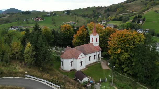 Kırsal Katolik Kilisesinin Insansız Hava Aracı Görüntüsü Romanya Köyündeki Ortaçağ — Stok video