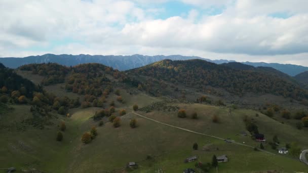 秋天风景中喀尔巴阡山村全景航空图 美丽的山谷 有村庄和五彩缤纷的秋天树 秋天的自然风景如画 罗马尼亚特兰西瓦尼亚 — 图库视频影像