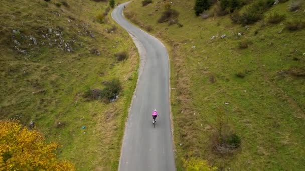 一位健康的女骑手骑着一辆砾石自行车在山间穿梭 探索大自然的美丽 骑自行车的概念 — 图库视频影像