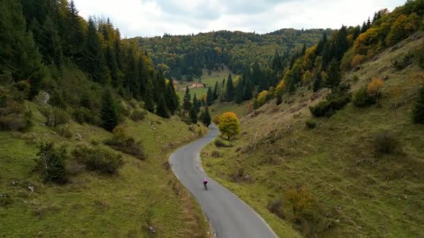 Осенью Гравийном Велосипеде Между Горными Холмами Едет Подходящая Женщина Велосипедистка — стоковое видео