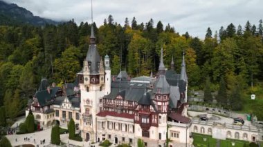 Sonbaharda Sinaia 'daki Peles Kalesi' nin insansız hava aracı videosu. Peles Castle 'ın panoramik ve manzaralı videosu. Karpatlar 'ın dağlarında bahçeli ve turistli bir kale. Romanya