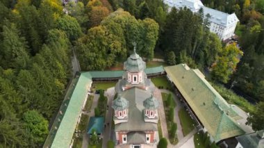 Romanya, Prahova bölgesindeki Sinaia Manastırı 'nın insansız hava aracı görüntüleri. Karpat Dağları 'ndaki manastırda bir iç avlu, bir kilise, turistler ve çevreleyen orman yer alıyor. Ortodoks Kilisesi.