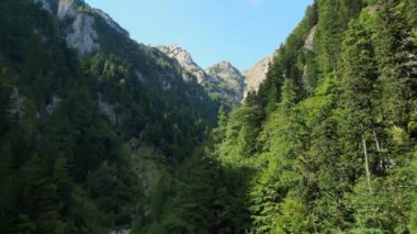 Karpat Dağları 'nın tepelerinde ve yamaçlarında uçan bir dron. Bucegi Dağları, Romanya