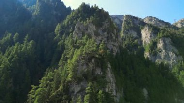 Karpat Dağları 'nın tepelerinde ve yamaçlarında uçan bir dron. Bucegi Dağları, Romanya