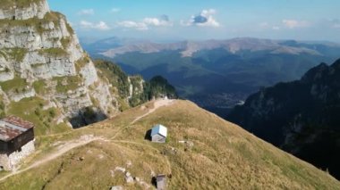 Romanya 'nın Bucegi dağlarındaki Caraiman dağ evi manzaralı. Dağ evi. Caraiman Kulübesi ve güzel dağ manzarası .