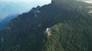 Casa Cantonul Jepi üzerinde uçan insansız hava aracı. Bucegi Doğal Parkı. Karpatlar 'ın haşmetini yakalıyoruz. Romanya 'nın Bucegi Dağları' ndaki yeşil kayalık yamaçların hava manzarası