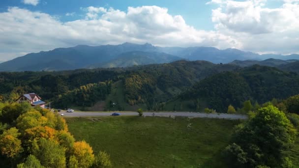 Вид Воздуха Осеннюю Сцену Трансильванской Деревне Видом Высокие Горы Горы — стоковое видео