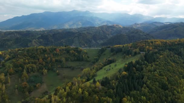 Luftaufnahme Einer Herbstszene Einem Siebenbürgischen Dorf Mit Blick Auf Hohe — Stockvideo