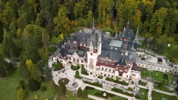Luftaufnahme Der Burg Peles Rumänien Mit Gärten Und Touristen Den — Stockvideo