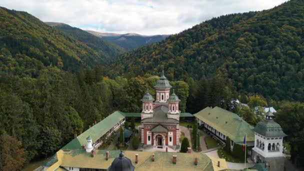 ルーマニアのシナイア修道院の航空無人機の映像 ルーマニアのプラホバ郡シナイア修道院 東ヨーロッパの正教会の観光 シナイアの旧正教会 — ストック動画