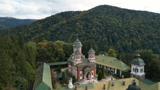 ルーマニアのシナイア修道院の航空無人機の映像 ルーマニアのプラホバ郡シナイア修道院 東ヨーロッパの正教会の観光 シナイアの旧正教会 — ストック動画