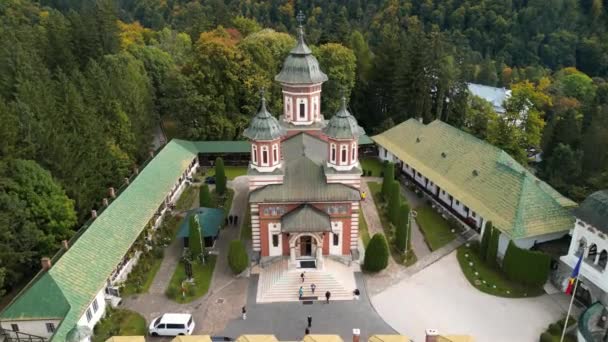 ルーマニア プラホヴァ地域のシナイア修道院の空中ドローン映像 カルパティア山脈の修道院には 観光客 周辺の森があります ロシア正教会 — ストック動画