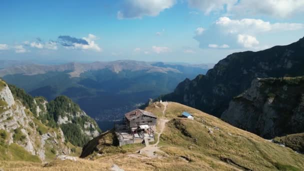Vista Sobre Chalet Caraiman Las Montañas Bucegi Rumania Chalet Montaña — Vídeos de Stock