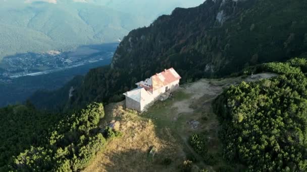 Drohne Fliegt Über Casa Cantonul Jepi Naturpark Bucegi Die Eroberung — Stockvideo