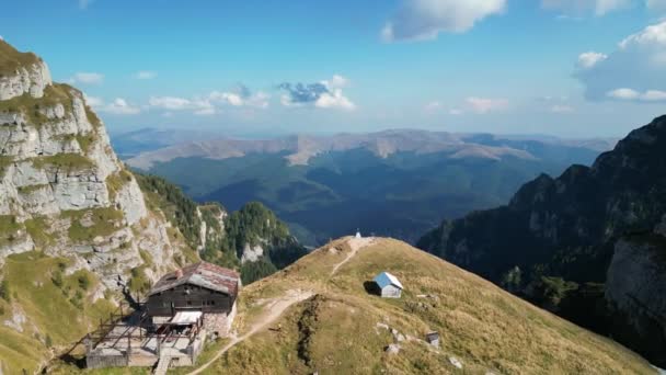 罗马尼亚Bucegi山区Caraiman小屋的空中拍摄 卡瓦娜 卡莱曼旧的木制粉笔放在山崖上 Bucegi自然公园 — 图库视频影像