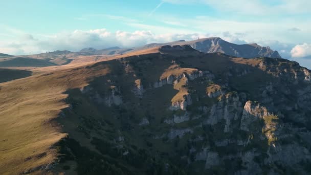 Dağlarda Gün Batımı Destansı Dağların Üzerinde Uçurmak Rocky Dağları Yemyeşil — Stok video