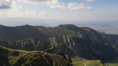 Destansı dağların üzerinde İHA uçurmak. Rocky Dağları yemyeşil bitki örtüsüyle kaplıdır. Karpat Dağları. Bucegi Doğal Parkı, Romanya.