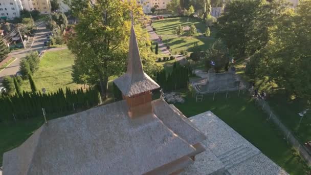 Drone Volo Passato Chiesa Ortodossa Legno Nel Villaggio Montagna Rumeno — Video Stock
