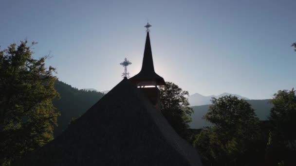 Drone Vlucht Langs Houten Orthodoxe Kerk Roemeens Bergdorp Bij Zonsondergang — Stockvideo
