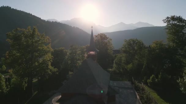 Luchtbeelden Van Drone Vlucht Langs Houten Orthodoxe Kerk Roemeens Bergdorp — Stockvideo