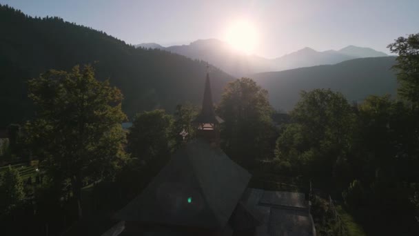 Drone Vlucht Langs Houten Orthodoxe Kerk Roemeens Bergdorp Bij Zonsondergang — Stockvideo