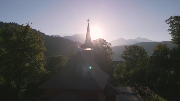 Vista Aérea Drone Antiga Igreja Madeira Com Crucifixo Romênia Transilvânia — Vídeo de Stock