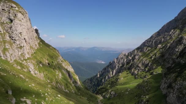カルパティア山脈を越える無人機を使用した空中探検 ルーマニアのバコニー山脈の航空映像 — ストック動画