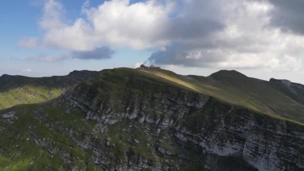 ルーマニアのブギス山脈に位置するオム山頂の空中ドローン映像 — ストック動画