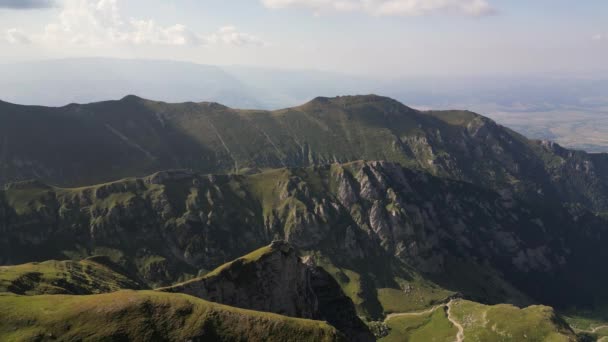 カルパティア山脈のドローンを使用した航空映像 バコギ自然公園 ルーマニア — ストック動画