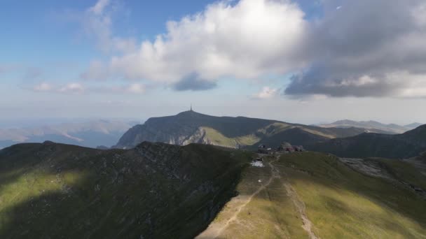 Vista Aérea Pico Chalé Omu Montanhas Bucegi Roménia — Vídeo de Stock