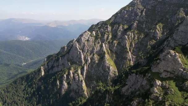 Impresionantes Vistas Aéreas Explorando Las Majestuosas Montañas Los Cárpatos Rumania — Vídeos de Stock