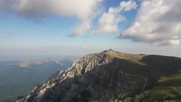 山頂に位置するコスティララ無線リレー バチゴ自然公園 美しい山の風景 バコニー山脈 ルーマニア — ストック動画
