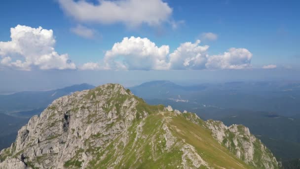 Uma Expedição Aérea Usando Drone Sobre Montanhas Dos Cárpatos Filmagem — Vídeo de Stock