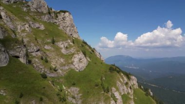 Kayalık dağların hava panoramik manzarası. Karpat Dağları 'nın tepelerinde ve yamaçlarında uçan bir dron. Bucegi Dağları, Romanya