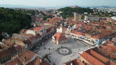 Romanya 'nın Brasov kentindeki Konsey Meydanı' nın insansız hava aracı görüntüsü.