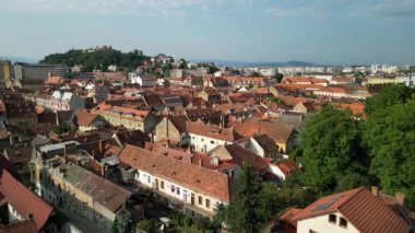 Romanya 'nın Transilvanya bölgesinin eski Brasov kentinin hava manzarası.