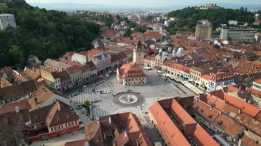 Brasov 'un eski şehir merkezi üzerindeki insansız hava aracı görüntüleri, binaları ve insanları ele geçiriyor. Brasov, Romanya
